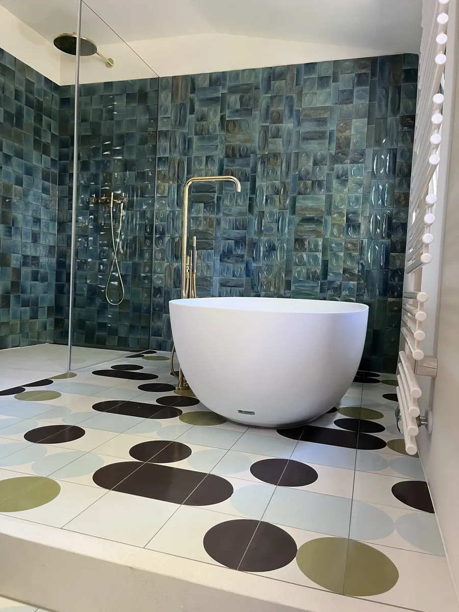 Modernes Badezimmer – Fliesenwerk