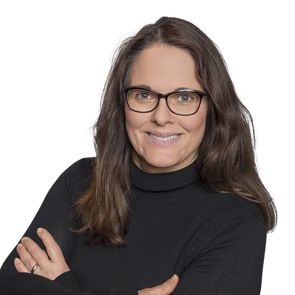Angela Krause mit DEKRA- und IQ-ZERT-Siegeln